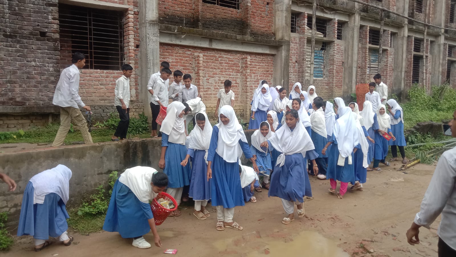 সরই উচ্চ বিদ্যালয় চত্বরে শিক্ষক ও শিক্ষার্থীদের ডেঙ্গু প্রতিরোধ পরিচ্ছন্নতা অভিযান