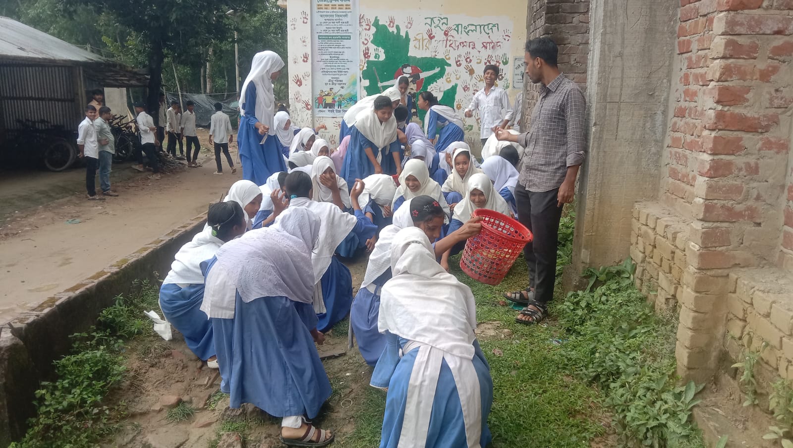 স্মৃতি ম্যুরাল ও বাগান প্রাঙ্গণ পরিচ্ছন্নতা